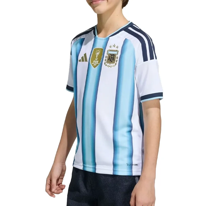 Vista lateral da camisa infantil da seleção Argentina Adidas, destacando o tecido e design